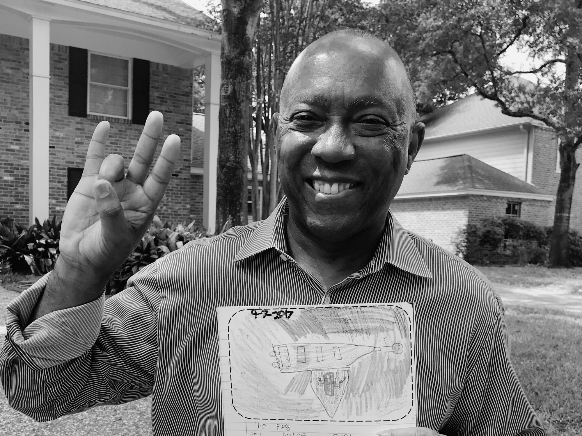 Mayor Sylvester Turner holding child's drawing
